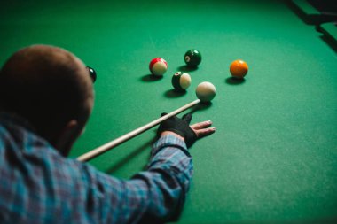 Bilardo - Bilardo oynayan bir adam yakın çekim shot oynamak