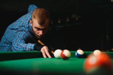 Genç adam koyu Bilardo kulüp bilardo oynarken