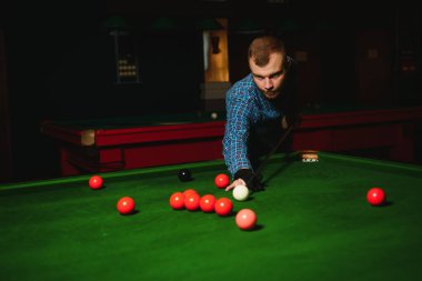 Bilardo - Bilardo oynayan bir adam yakın çekim shot oynamak