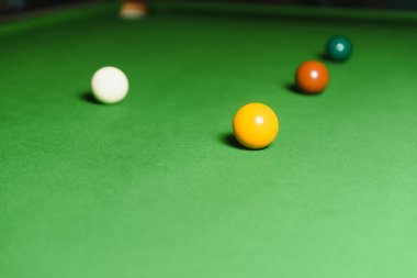 Bilardo topları üzerinde yeşil bir masayı