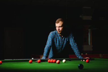 Genç adam koyu Bilardo kulüp bilardo oynarken