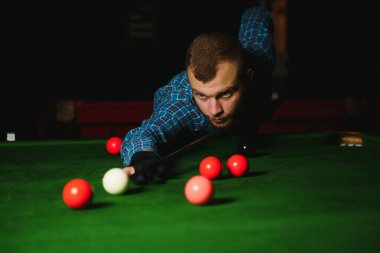 Bilardo - Bilardo oynayan bir adam yakın çekim shot oynamak
