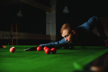 Genç adam koyu Bilardo kulüp bilardo oynarken