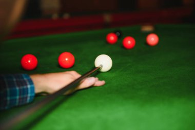 Bilardo oynayan genç bir adam portresi