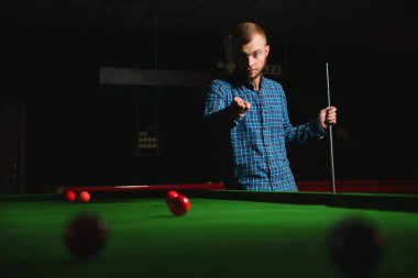 Bilardo - Bilardo oynayan bir adam yakın çekim shot oynamak