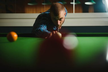 Genç adam koyu Bilardo kulüp bilardo oynarken
