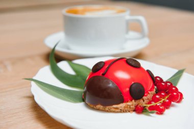 Uğur böceği şeklinde pasta tasarla