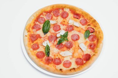 Üst izole edilmiş beyaz arkaplan kırpma yolu içerisindeki karışık pizza.