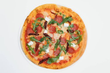 Üst izole edilmiş beyaz arkaplan kırpma yolu içerisindeki karışık pizza.