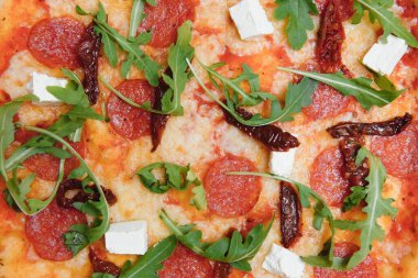 Üst izole edilmiş beyaz arkaplan kırpma yolu içerisindeki karışık pizza.