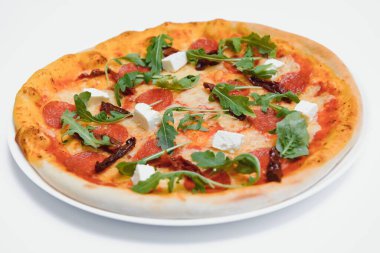 Üst izole edilmiş beyaz arkaplan kırpma yolu içerisindeki karışık pizza.