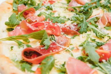 Üst izole edilmiş beyaz arkaplan kırpma yolu içerisindeki karışık pizza.