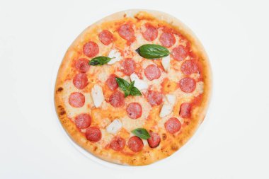 Beyaz arka plan manzaralı lezzetli İtalyan pizzası