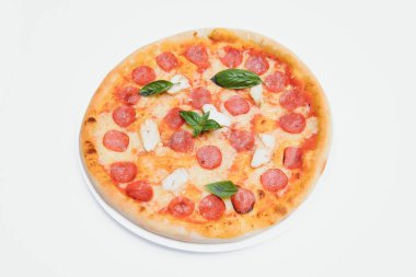 Beyaz arka plan manzaralı lezzetli İtalyan pizzası