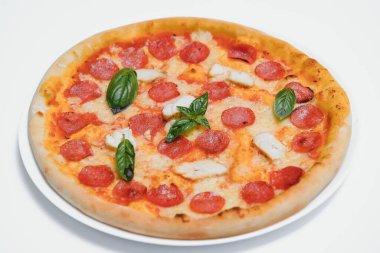 Beyaz arka plan manzaralı lezzetli İtalyan pizzası