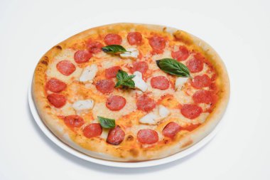 Beyaz arka plan manzaralı lezzetli İtalyan pizzası