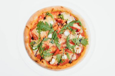 Beyaz arka plan manzaralı lezzetli İtalyan pizzası