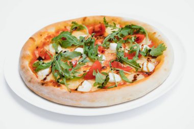 Üst izole edilmiş beyaz arkaplan kırpma yolu içerisindeki karışık pizza.