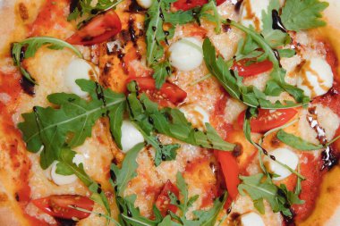 Üst izole edilmiş beyaz arkaplan kırpma yolu içerisindeki karışık pizza.