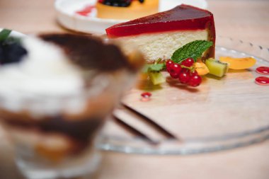 Kafedeki masada farklı tatlılar var.