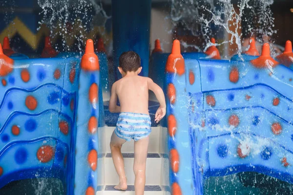Rapaz Está Parque Aquático — Fotografia de Stock