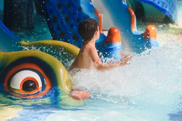 Menino Divertindo Parque Aquático — Fotografia de Stock