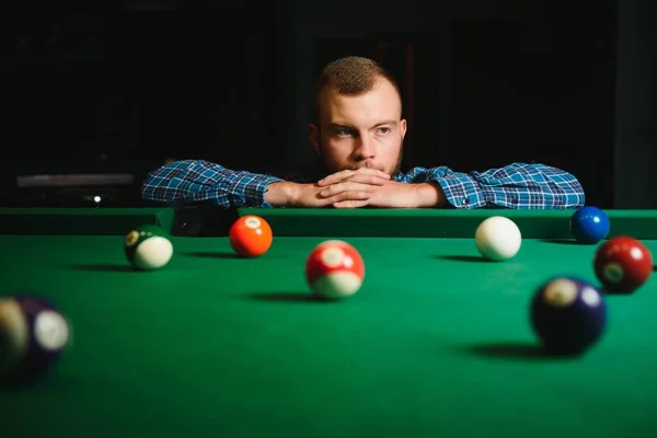 Homem Jogando Bilhar Clube — Fotografia de Stock