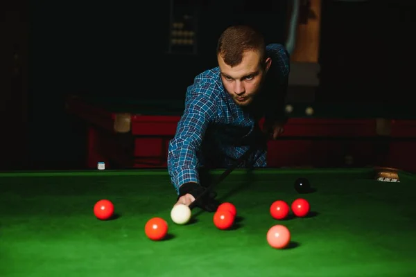 Foto Jovem atraente que joga sinuca no bar sozinho – Imagem de Mesa no  Unsplash