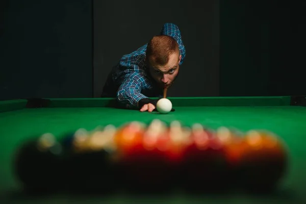 Jovem Jogando Bilhar Clube Bilhar Escuro — Fotografia de Stock