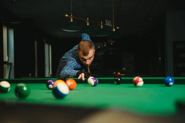 Jovem Jogando Bilhar Clube Bilhar Escuro — Fotografia de Stock