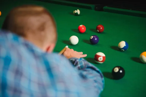 Homem Jogando Bilhar Clube — Fotografia de Stock