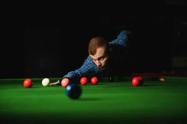 Jovem Bonitão Inclinado Sobre Mesa Enquanto Joga Snooker — Fotografia de Stock