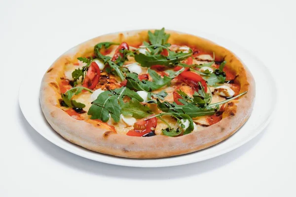 Üst izole edilmiş beyaz arkaplan kırpma yolu içerisindeki karışık pizza.