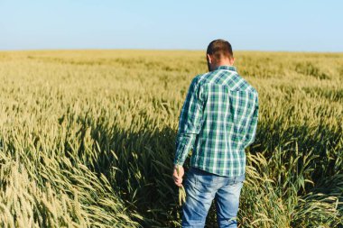 Yakışıklı bir biyolog ya da tarım uzmanı portresi..