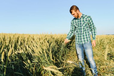Yakışıklı bir biyolog ya da tarım uzmanı portresi..