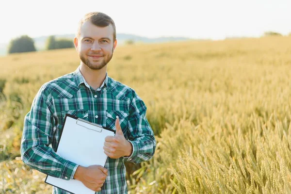 Egy Fiatal Jóképű Biológus Vagy Agronómus Portréja — Stock Fotó