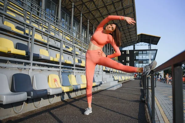 Deporte Bienestar Chica Fitness Haciendo Ejercicio Estiramiento Mujer Deportiva Moda — Foto de Stock