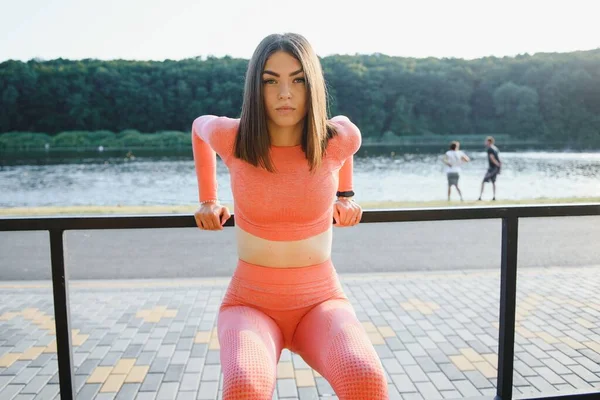 Spor Sağiık Fitness Kızı Esneme Egzersizi Yapıyor Güçlü Kaslı Vücut — Stok fotoğraf