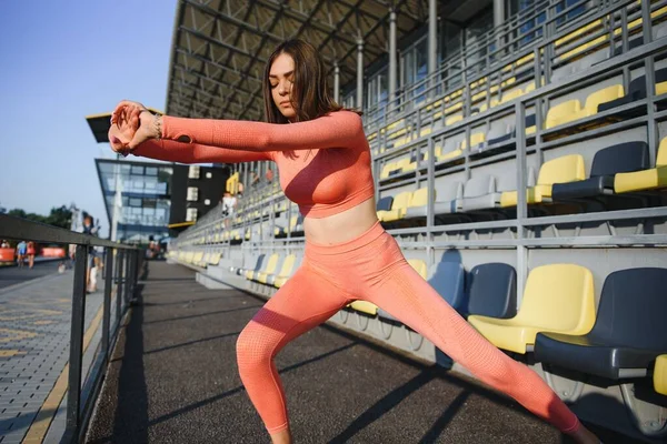 Deporte Bienestar Chica Fitness Haciendo Ejercicio Estiramiento Mujer Deportiva Moda —  Fotos de Stock