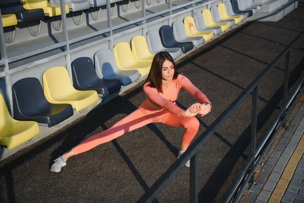 Flickan Stretchar Förbereder Kroppen Och Musklerna För Produktiv Fitness Träning — Stockfoto