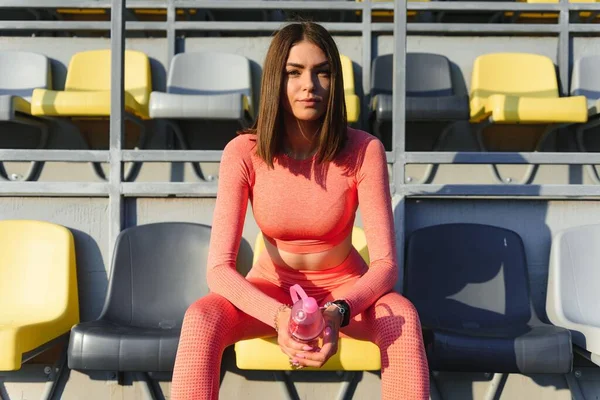 Attraktives Sportliches Mädchen Sportbekleidung Trinkt Nach Dem Training Stadtstadion Fröhlich — Stockfoto