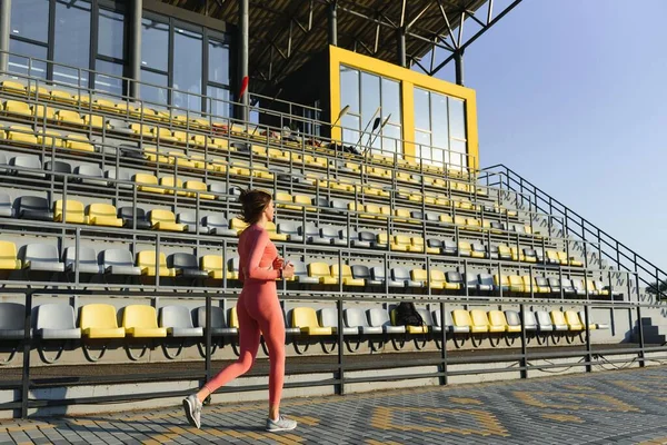Ung Kvinna Körs Solig Morgon Stadion — Stockfoto