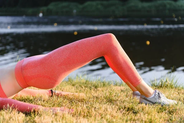 若い白人女性は夏に川の近くのヨガマットで積極的なトレーニングをしています 健康的なライフスタイルの概念 — ストック写真