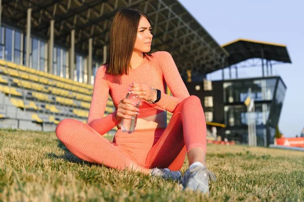 走ると美しい若いスポーティな女性が水を飲む スポーツの後に休憩を取るジョガーの女の子をフィット ライフスタイル スポーツ レジャーのコンセプト — ストック写真