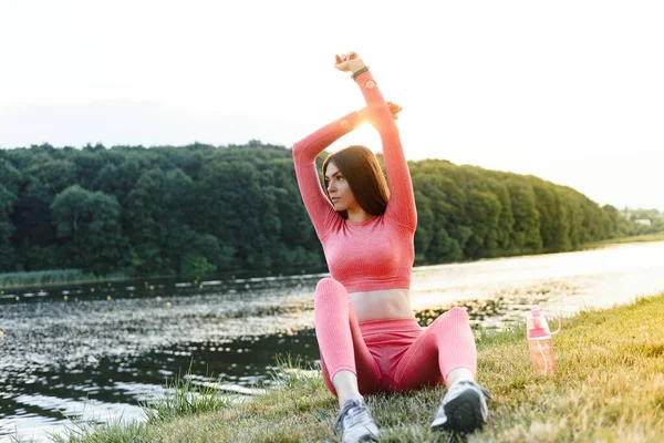 Ung Kaukasisk Kvinna Som Tränar Aktivt Yogamatta Nära Floden Sommaren — Stockfoto