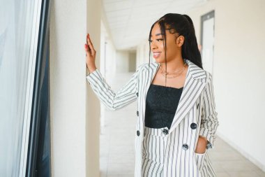 Ofiste resmi giyinmiş Afro-Amerikan iş kadını..