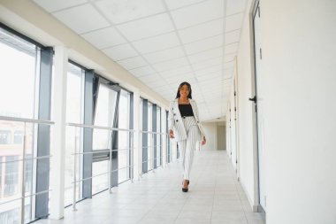 Ofiste resmi giyinmiş Afro-Amerikan iş kadını..