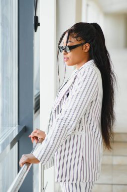 Ofiste resmi giyinmiş Afro-Amerikan iş kadını..