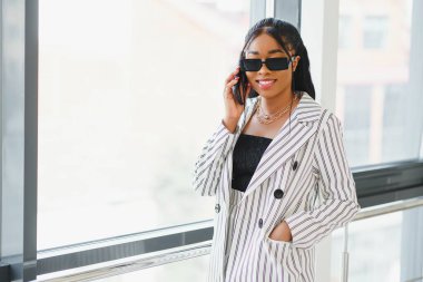 Güneş gözlüklü Afro-Amerikan iş kadını