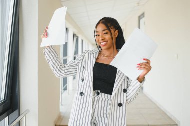 Genç iş kadını ayakta koridor modern ofis binası